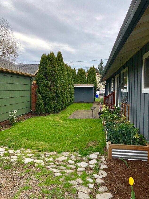 Primary Photo - 8038 N Wayland Ave