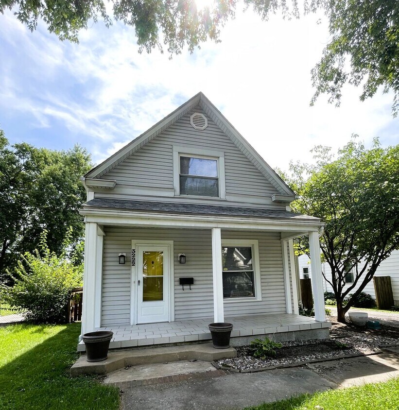 Foto principal - $1975 FOR RENT - SINGLE UPDATED FAMILY HOU...