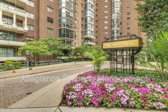 Building Photo - 1600 N Oak St