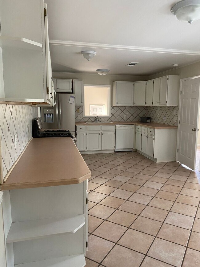 Building Photo - Come Home to Bayou View!!