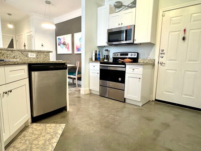 Foto del edificio - 2 Bedroom/ 2 Baths / 2 Car Garage Condo Fo...