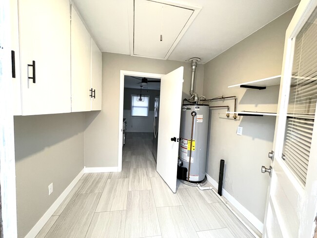 Laundry Room - 2427 W Casado St