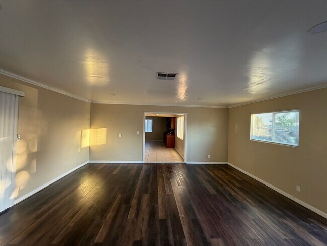 Foto del edificio - Affordable 3 BD 2 BA house in SW Bakersfield on a corner lot