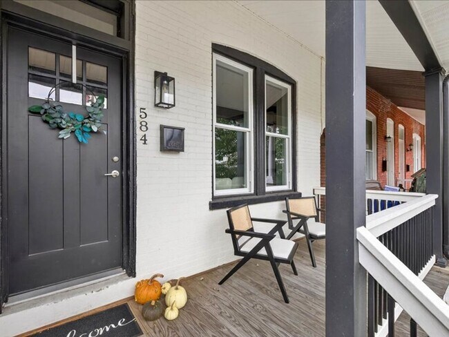 Building Photo - Gorgeous 4 Bedroom 2.5 Bathroom Available ...