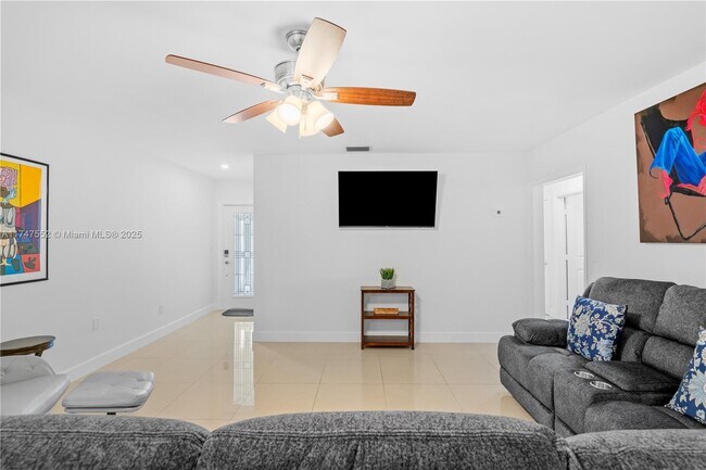 Foto del edificio - 7417 Twin Sabal Dr