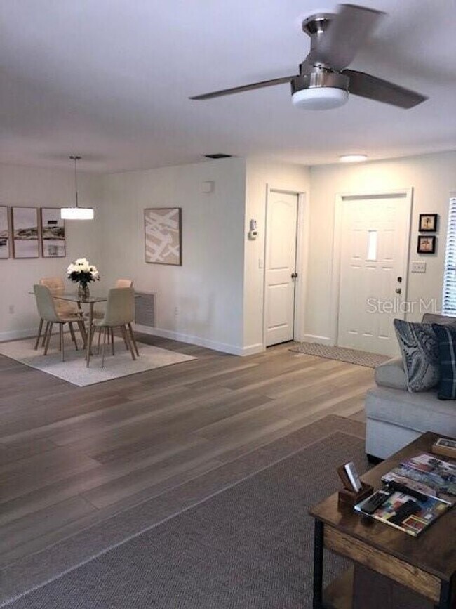 Foto del edificio - 230 Laurel Hollow Dr