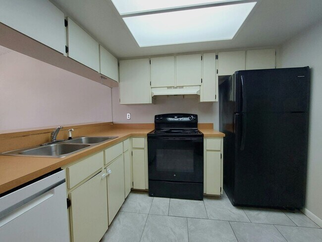 Building Photo - Lakeland 2 Bedroom / 2 Bathroom Apartment ...
