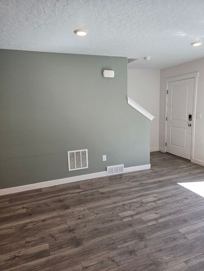 Foto del edificio - Nearly New, Well Appointed Modern Townhouse w 2 car attached garage