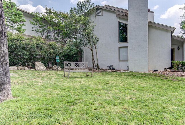 Foto del edificio - 6910 Hart Ln