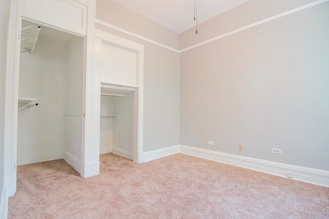 Building Photo - 1049 W Webster Ave