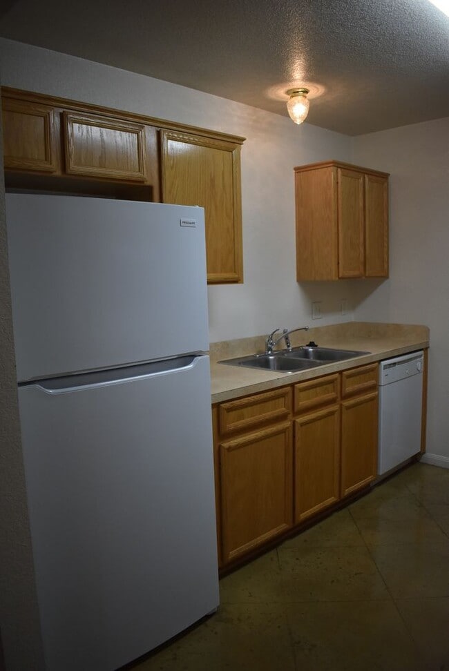 Foto del edificio - 928 Rosewood Dr