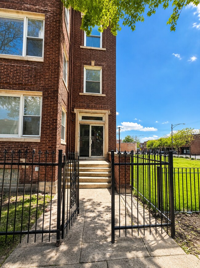 Building Photo - 6108 S Rhodes Ave