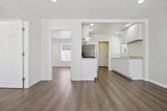 Building Photo - 366 E 55th St