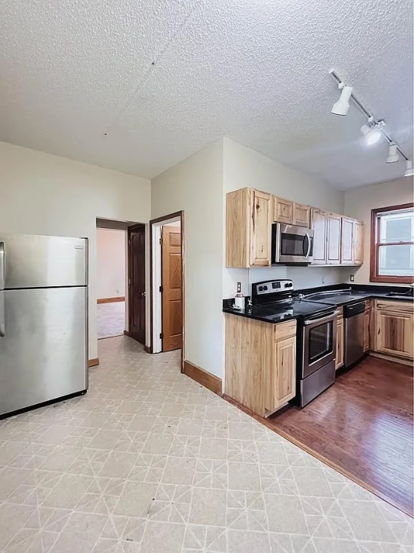 Building Photo - 962 6th St E