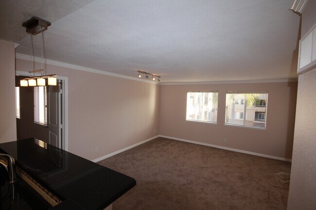 Building Photo - 2 Bedroom Upgraded Condo Close to UCSD