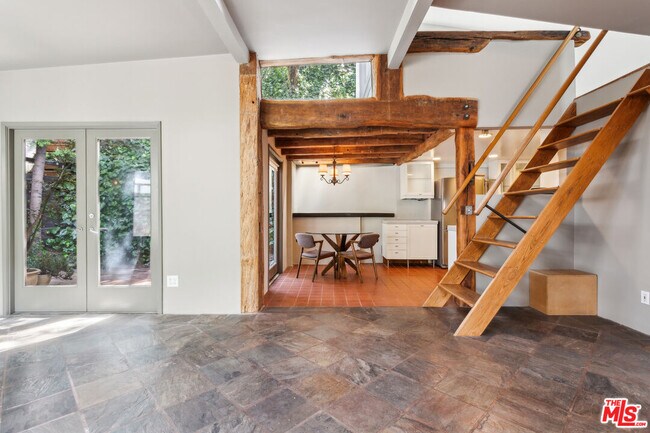 Foto del edificio - 1659 N Beverly Glen Blvd