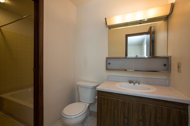 Building Photo - 512 E Monroe Dr