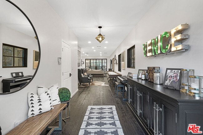 Foto del edificio - 3159 Thatcher Ave