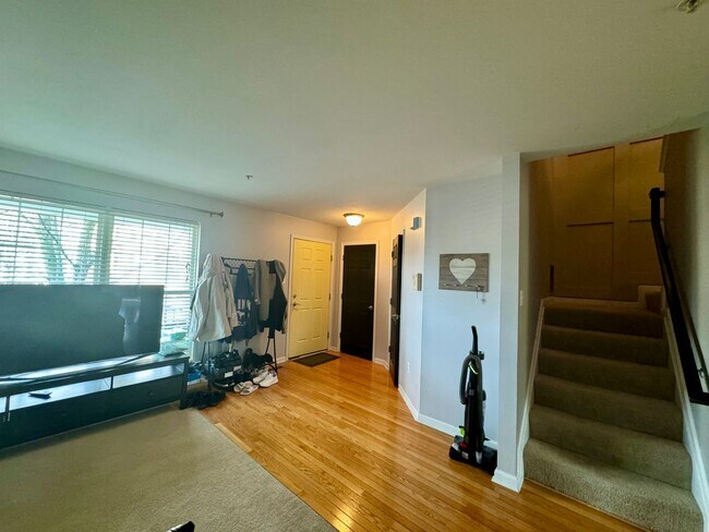 Foto del edificio - Exquisite 3-Bedroom Townhome with Modern A...