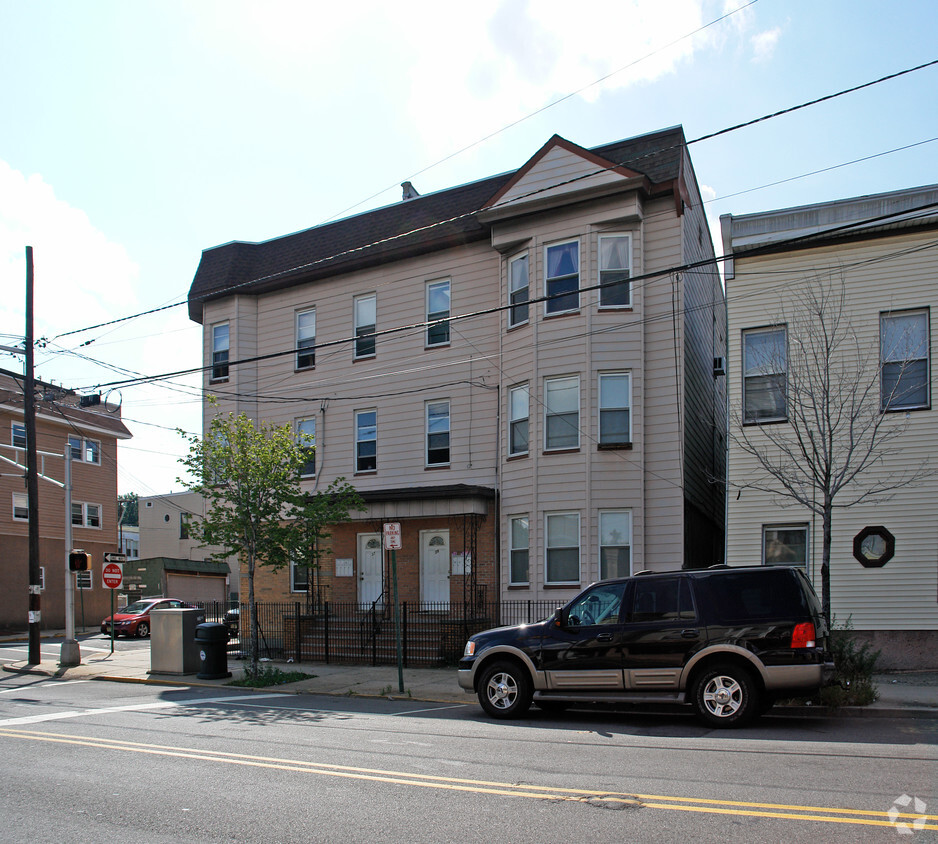Building Photo - 37-39 Davis Ave