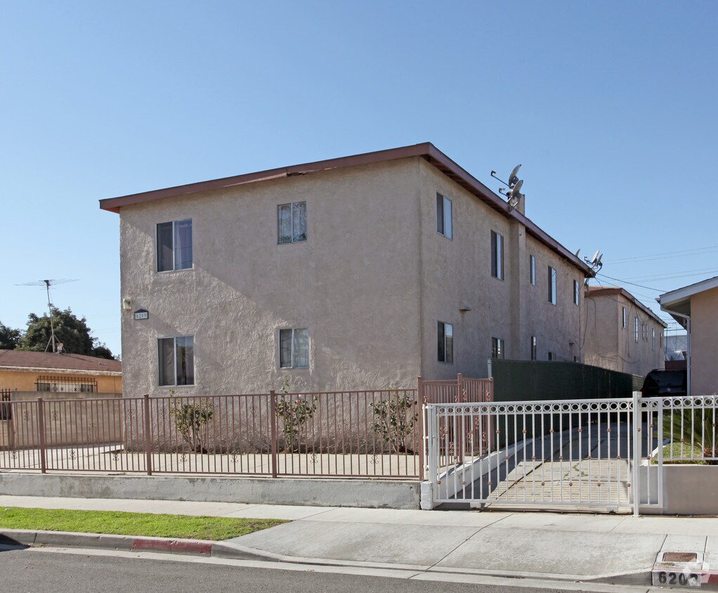 Building Photo - 6209 Hollenbeck St