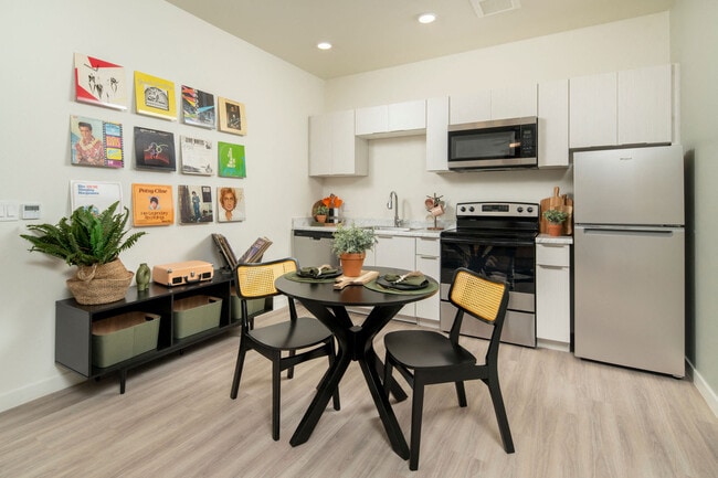 Estudio - Cocina y comedor - Streamliner 67th
