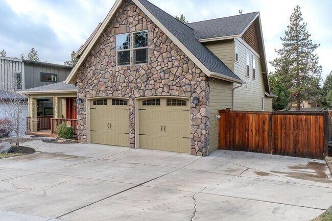 Building Photo - Craftsman home with many upgrades & RV Parking