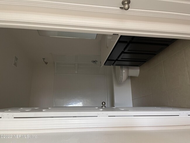 Building Photo - 8709 Lake George Cir E
