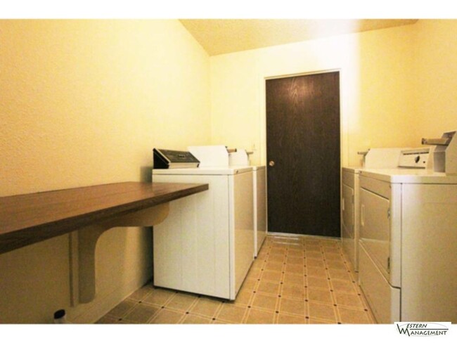 Building Photo - 2 Bed / 1 Bath Apartment with Garage  $975...