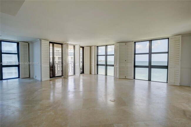Foto del edificio - 1111 Crandon Blvd