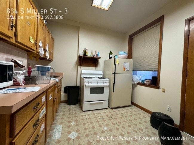 Building Photo - 834 S Miller St