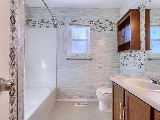 Building Photo - Three Bedrooms in Eastlake Village