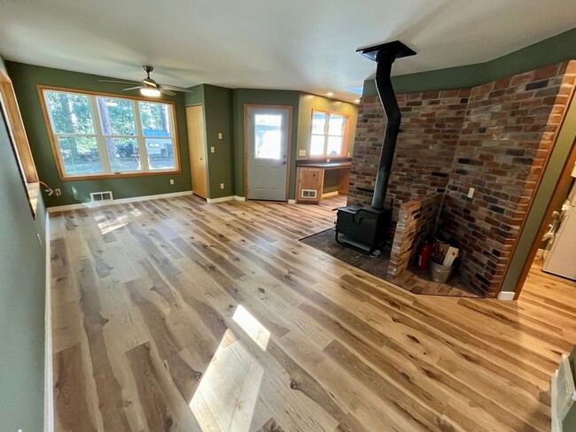 Building Photo - Secluded 2 bed 1 bath Rancher near Garfiel...