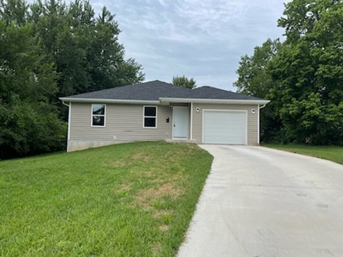 Foto principal - 3 bed 2 bath 1 Car Garage -Available Now!!
