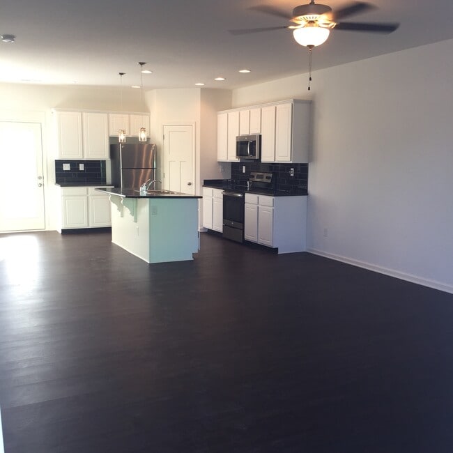 Building Photo - Emerald Twenty Four