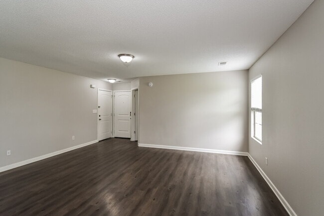 Foto del edificio - 7807 Birdwood Dr
