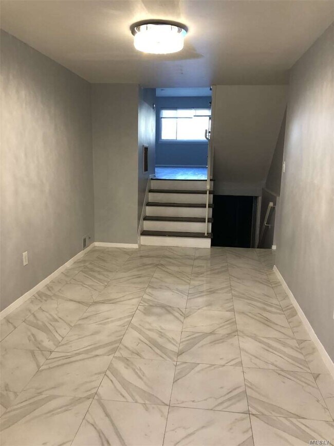 Foto del edificio - 221-33 Horace Harding Expy