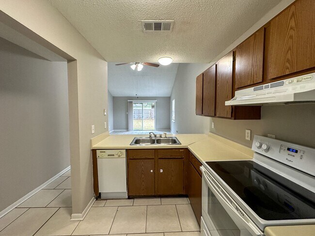 Building Photo - 2 bedroom 1 bath duplex for rent in Pace!