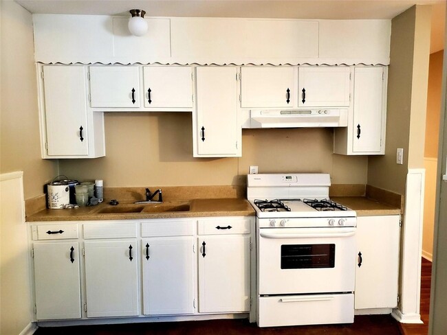 Building Photo - 605 Pershing Dr