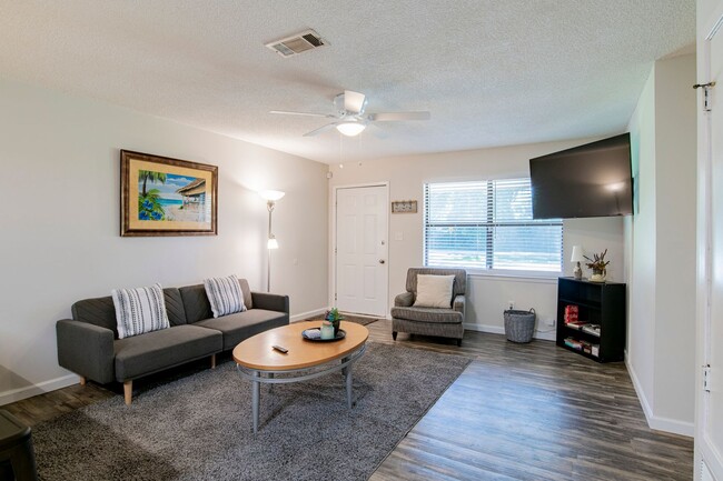 Building Photo - 2 Bedroom Duplex Unit on a Quiet Street off Nine Mile Rd