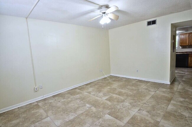 Foto del edificio - MOVE-IN SPECIAL: $300 OFF FIRST MONTH'S RENT!!