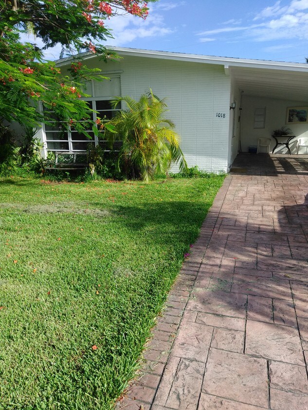 1018 NE 7th St, Hallandale Beach, FL 33009 Condo for Rent in