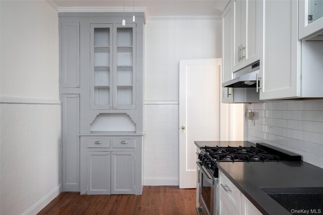 Building Photo - 484 Plandome Rd