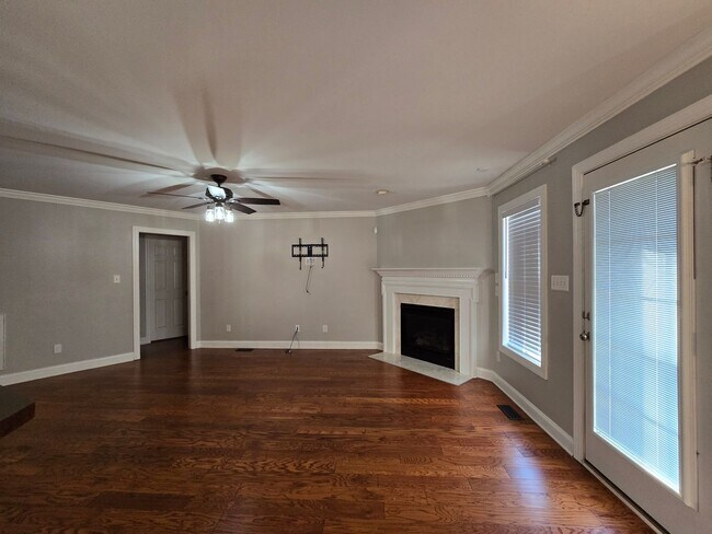 Foto del edificio - 641 Orchard Falls Dr