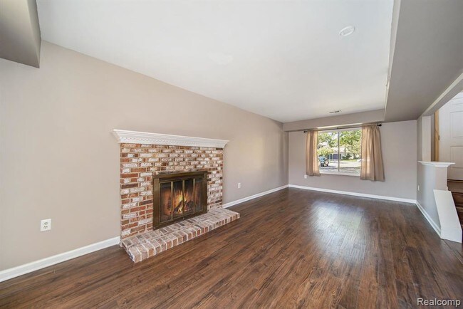 Building Photo - 2920 Roundtree Dr