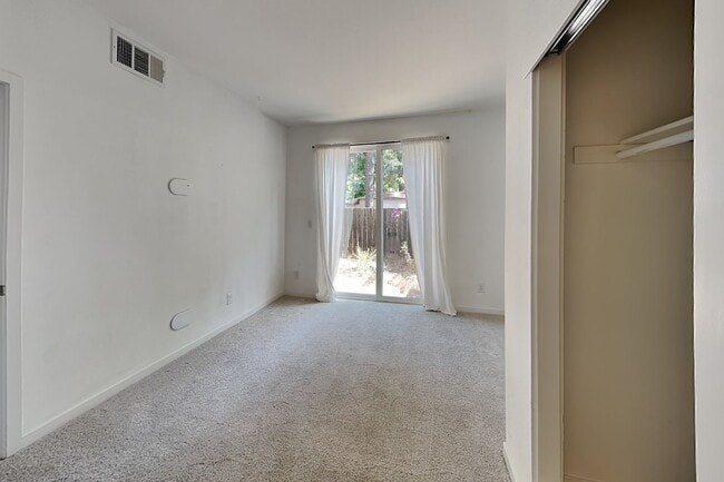 Building Photo - 392 Midstream Ln