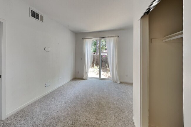 Foto del edificio - 392 Midstream Ln
