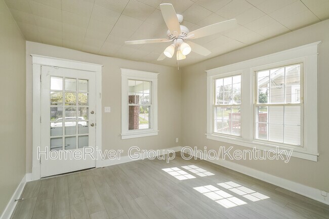 Foto del edificio - 4328 Lonsdale Ave