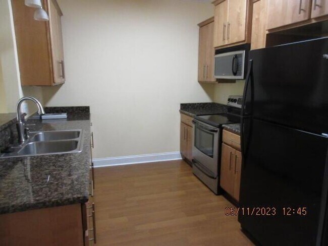 Building Photo - Upgraded End-Unit Townhome Minutes From Eglin AFB