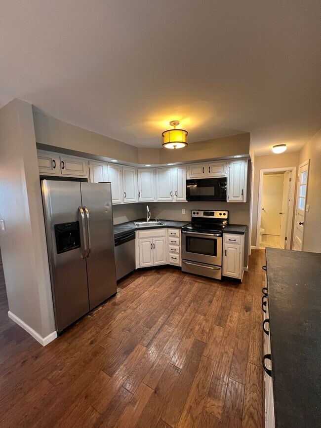 Building Photo - Discover the perfect harmony of style and ...